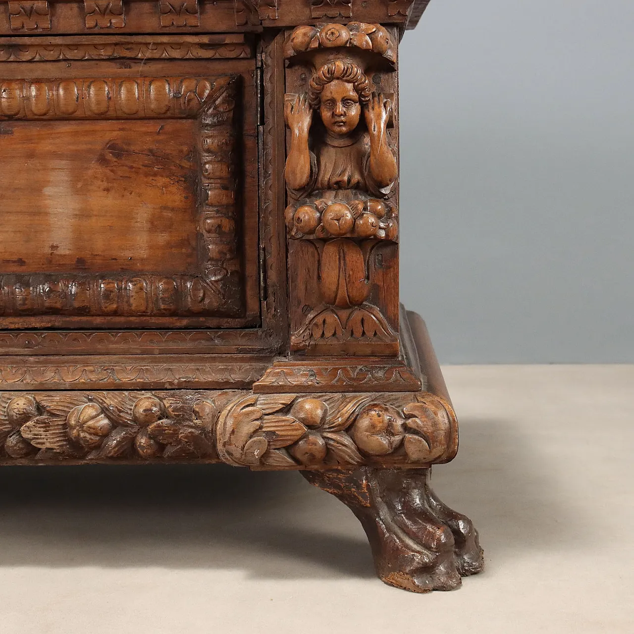 Baroque walnut chest, early 17th century 10
