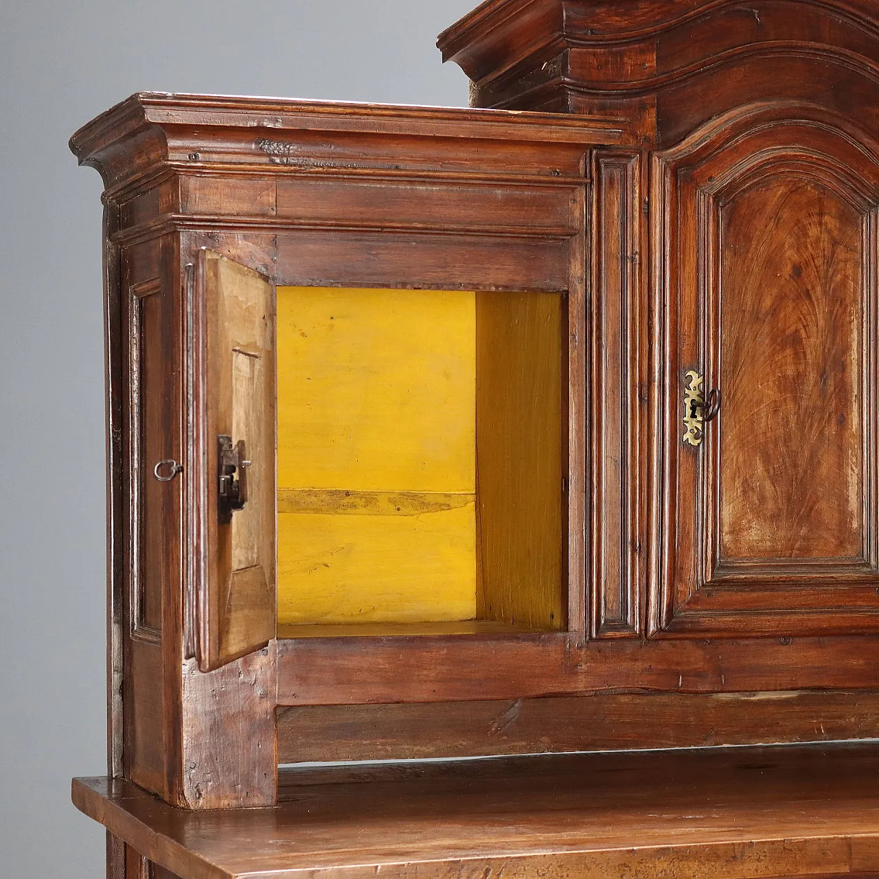 Baroque double body sideboard in walnut, 18th century 4