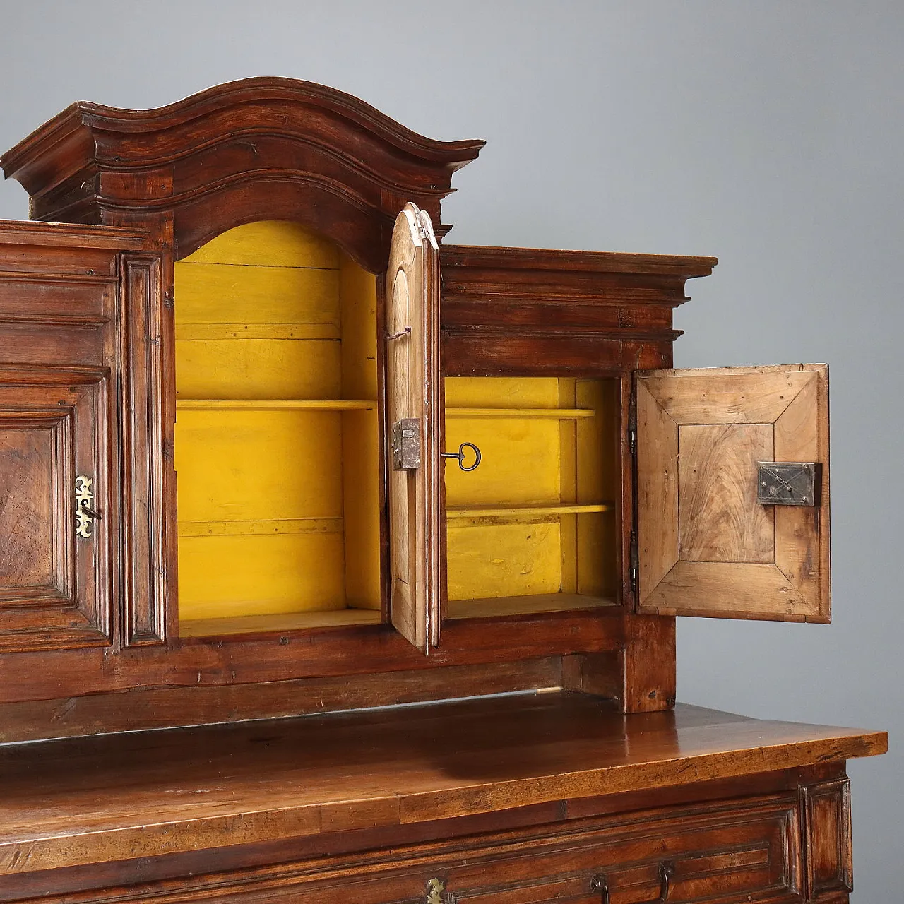 Baroque double body sideboard in walnut, 18th century 5