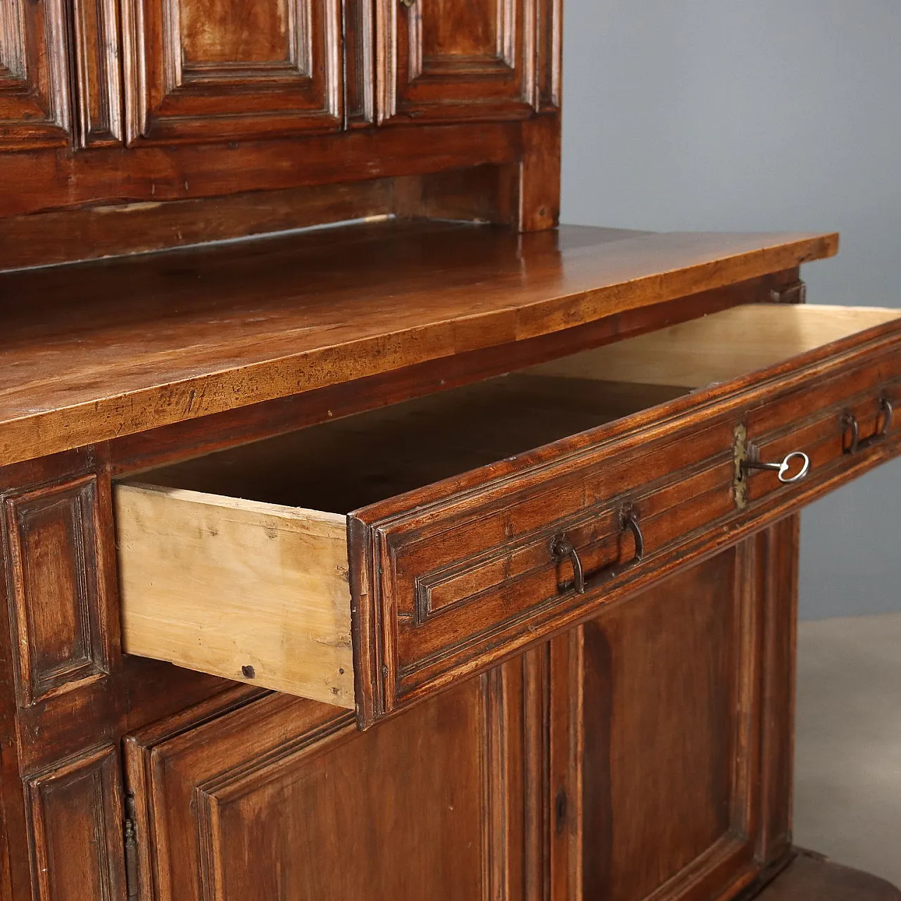 Baroque double body sideboard in walnut, 18th century 7