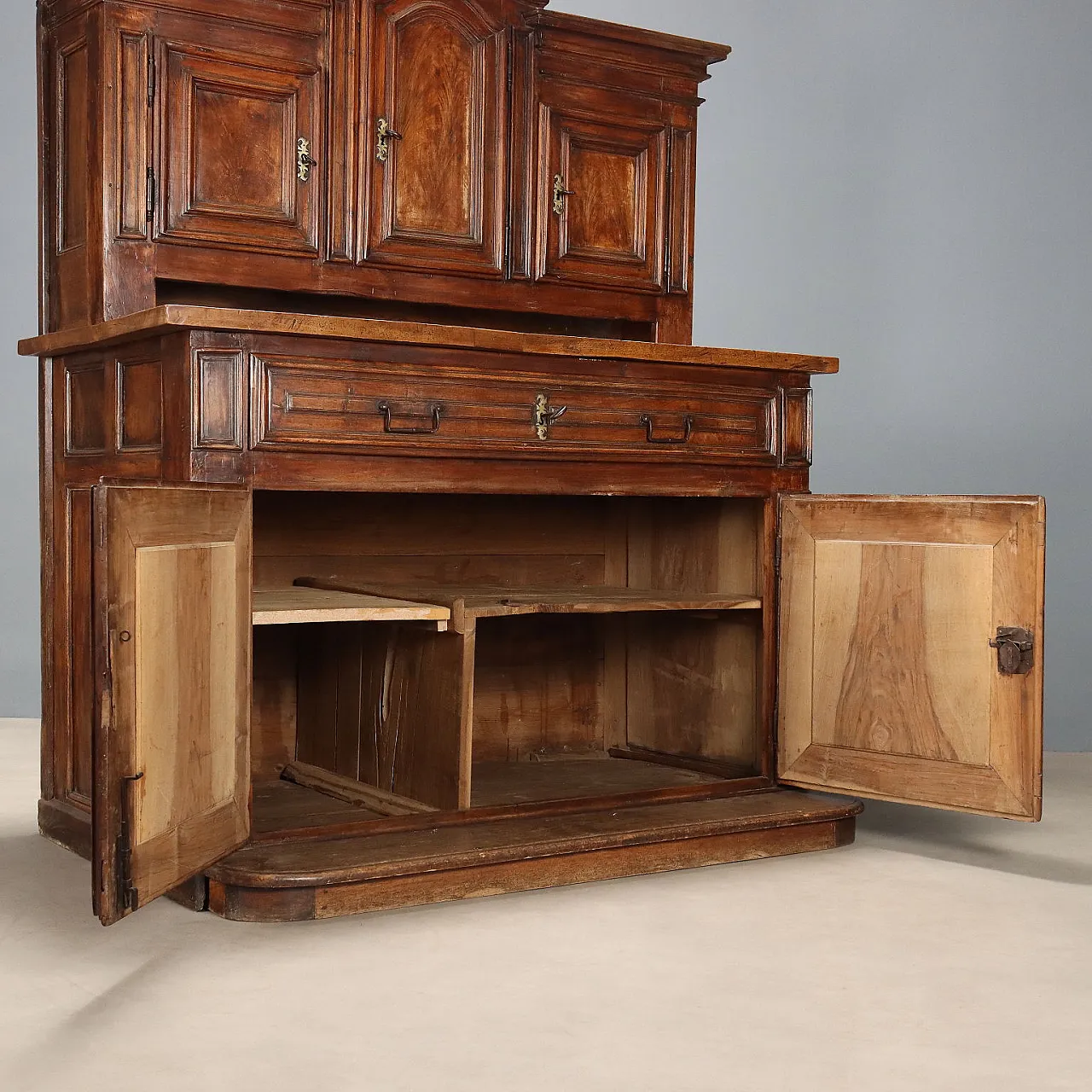 Baroque double body sideboard in walnut, 18th century 8
