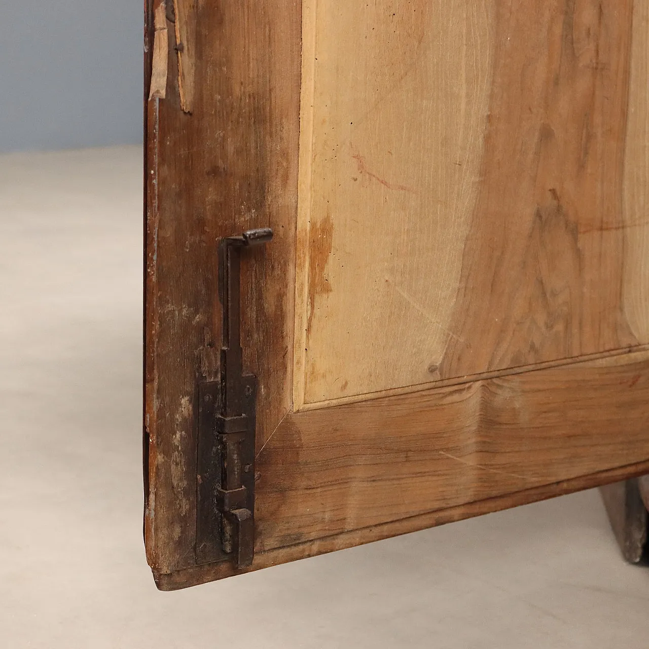 Baroque double body sideboard in walnut, 18th century 9