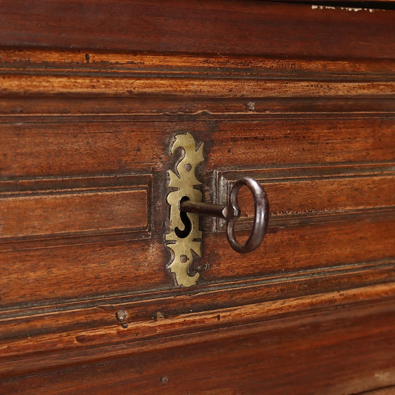 Baroque double body sideboard in walnut, 18th century 10