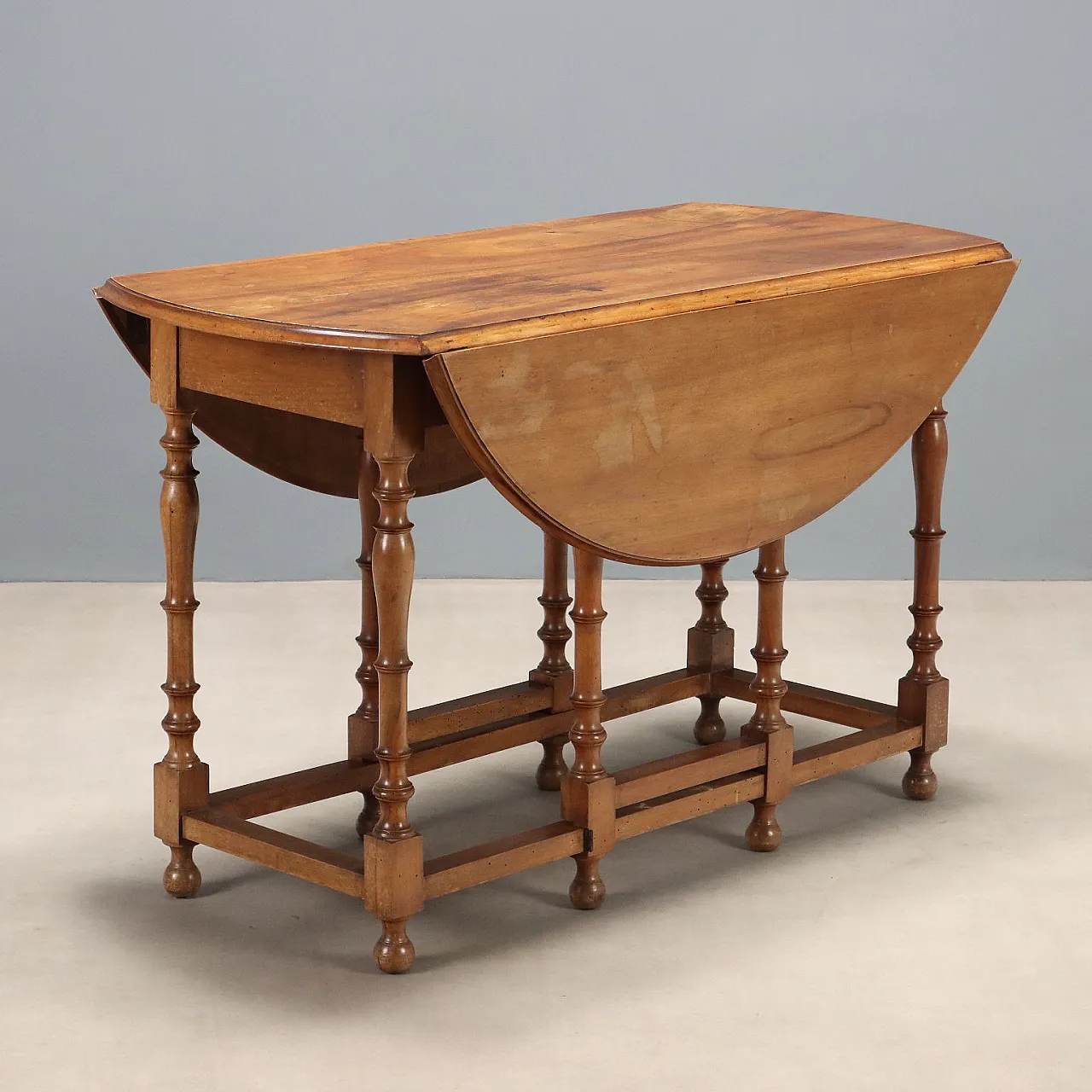 Walnut strip table, 19th century 1