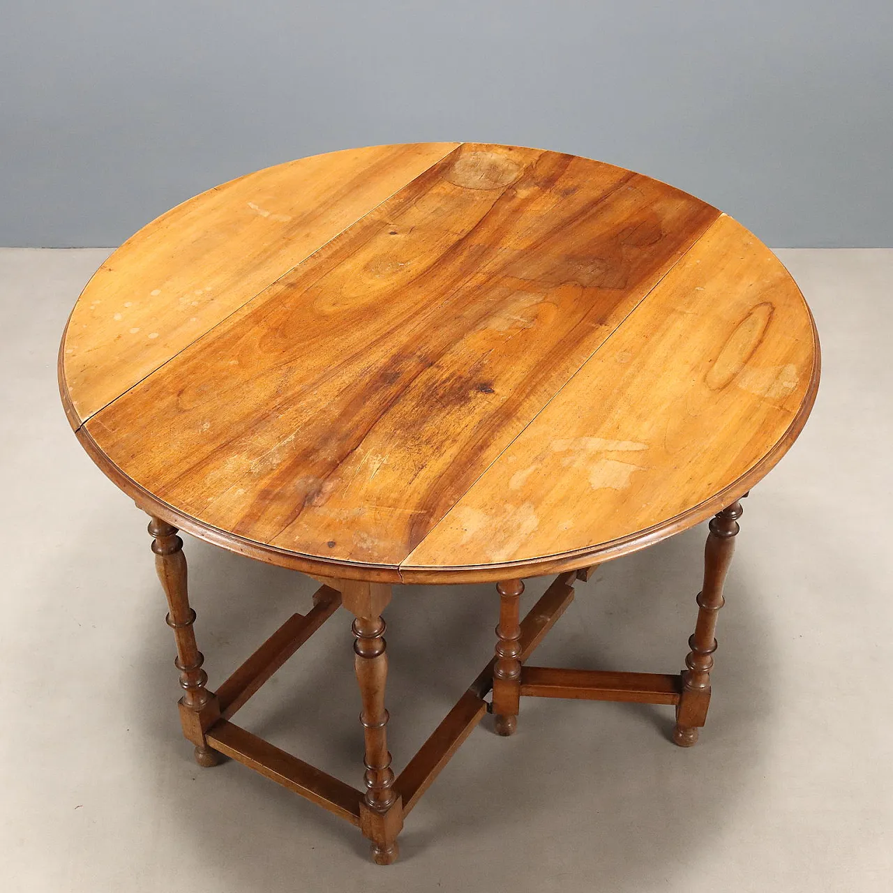 Walnut strip table, 19th century 3