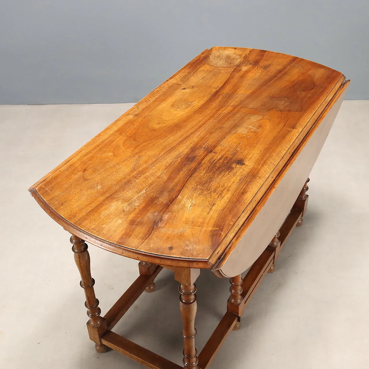 Walnut strip table, 19th century 4