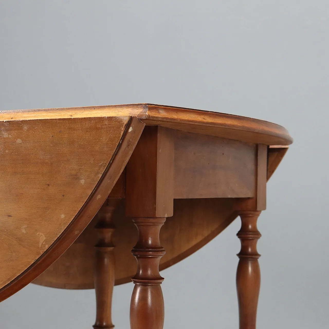 Walnut strip table, 19th century 5