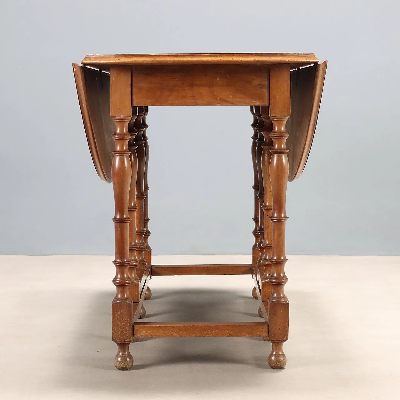 Walnut strip table, 19th century 7
