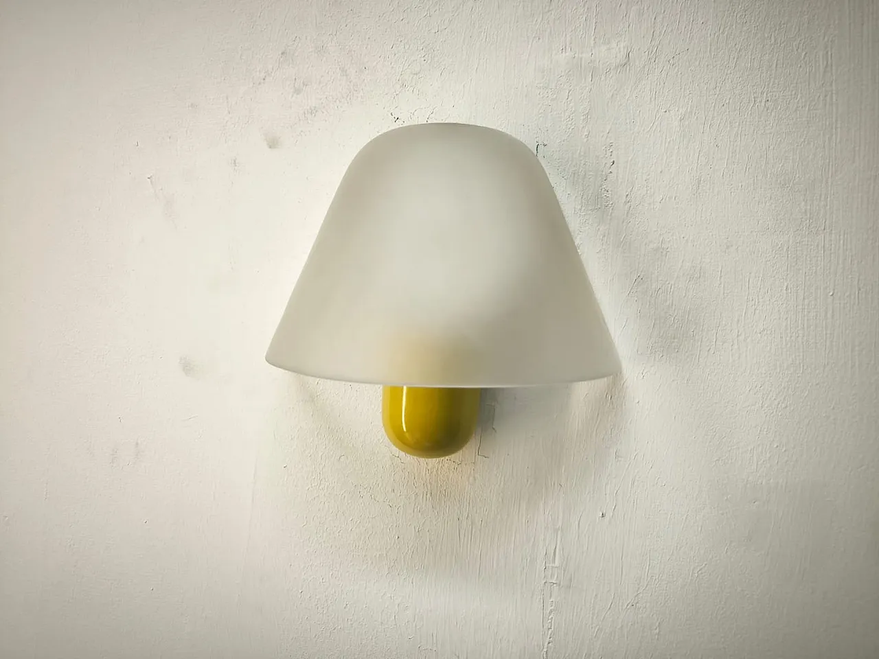 Lampada da parete gialla di VeArt, anni '80 3