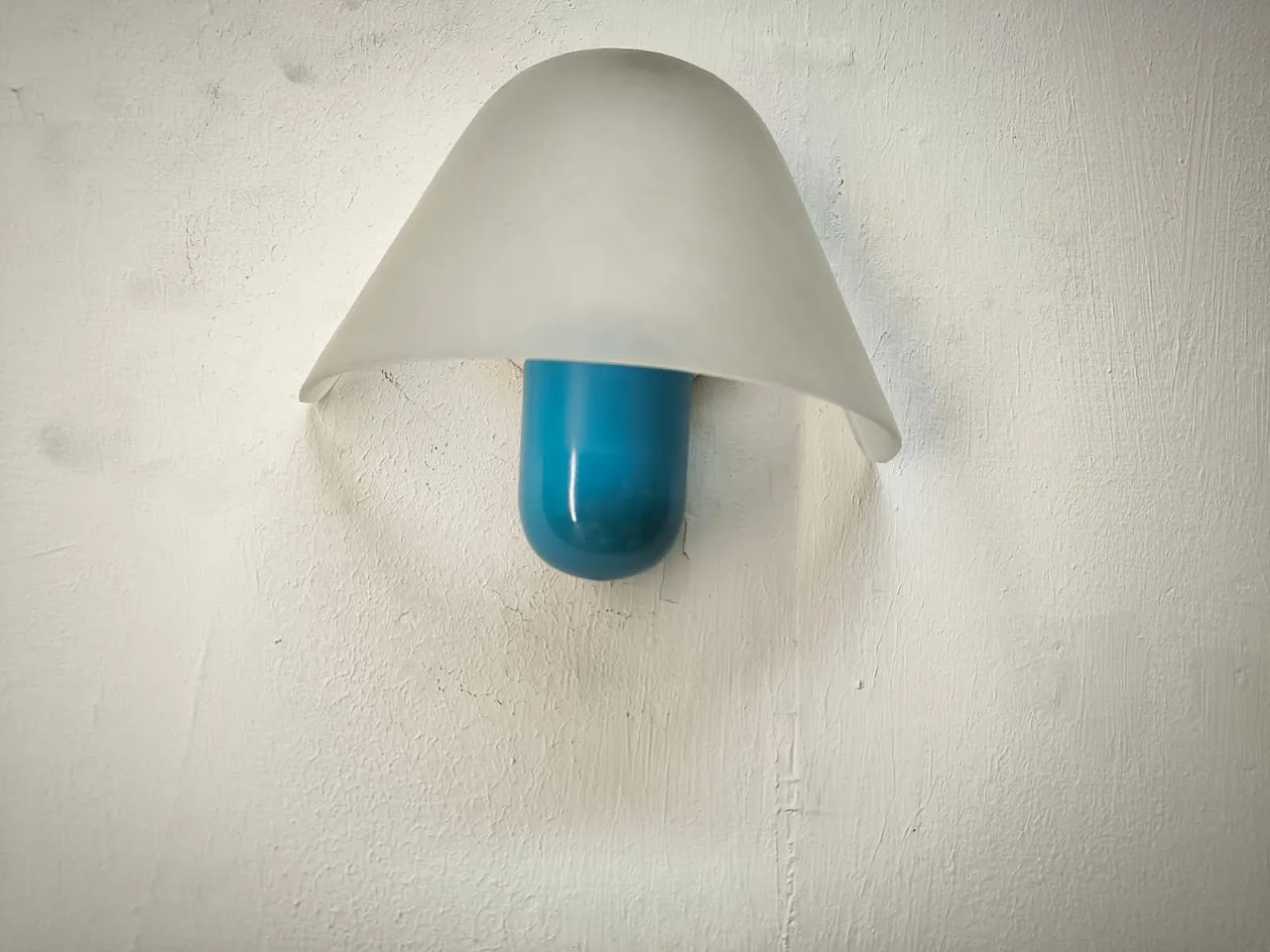 Lampada da parete azzurra di Veart, anni '80 7