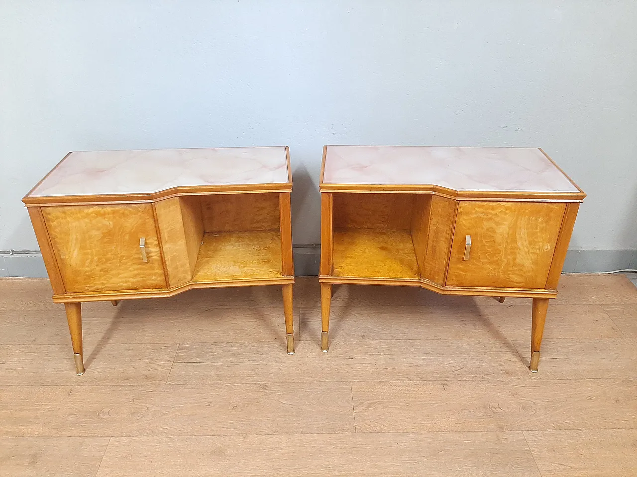 Coppia di comodini  acero chiaro e ottone, anni '60 1