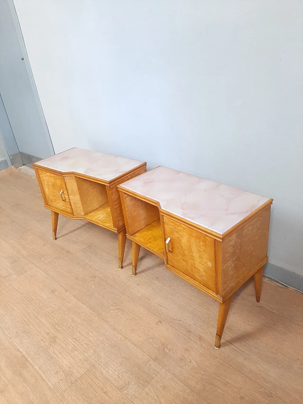 Coppia di comodini  acero chiaro e ottone, anni '60 3