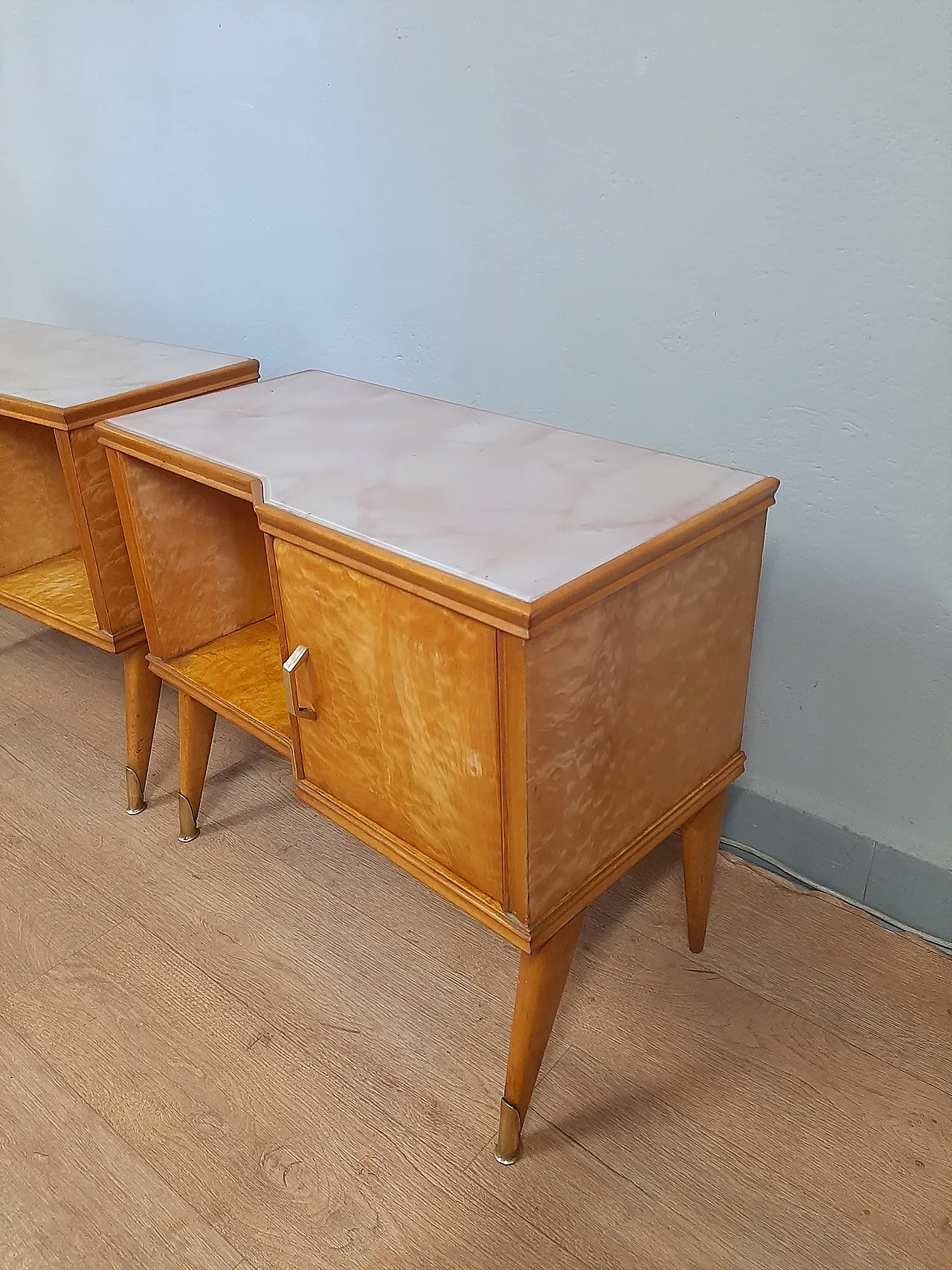 Coppia di comodini  acero chiaro e ottone, anni '60 4
