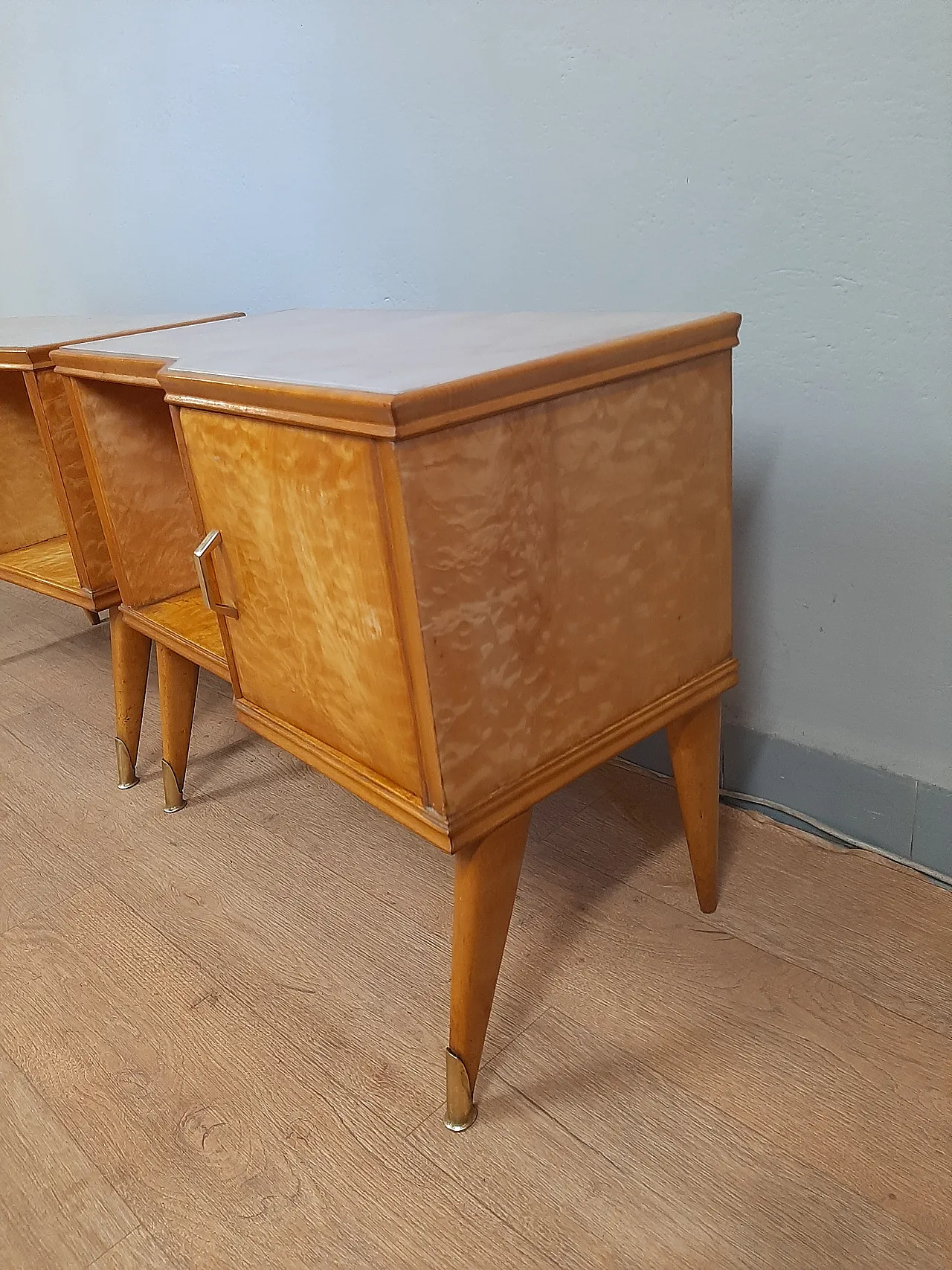 Coppia di comodini  acero chiaro e ottone, anni '60 5
