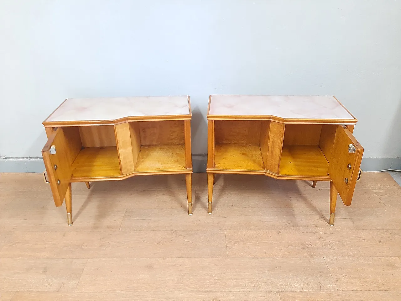 Coppia di comodini  acero chiaro e ottone, anni '60 8