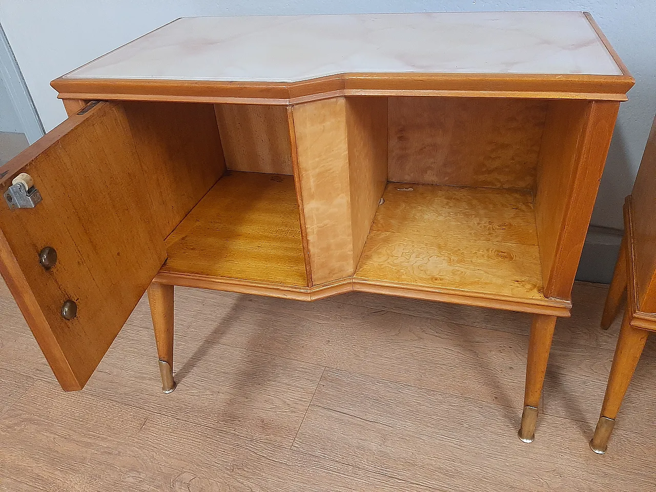 Coppia di comodini  acero chiaro e ottone, anni '60 9