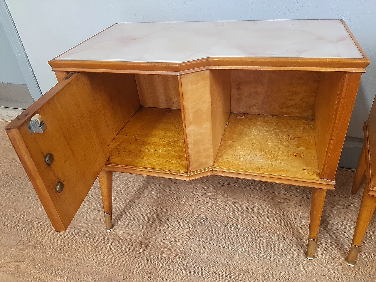 Coppia di comodini  acero chiaro e ottone, anni '60 10