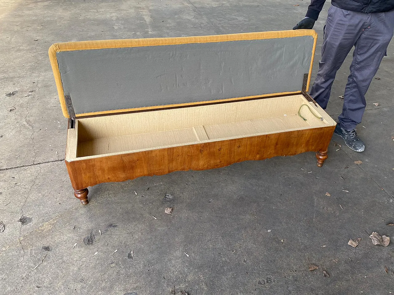 Chest in walnut wood, velvet padding from the second half of the 19th century 2