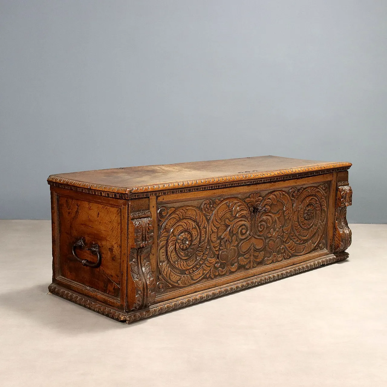 Walnut chest, early 18th century 1