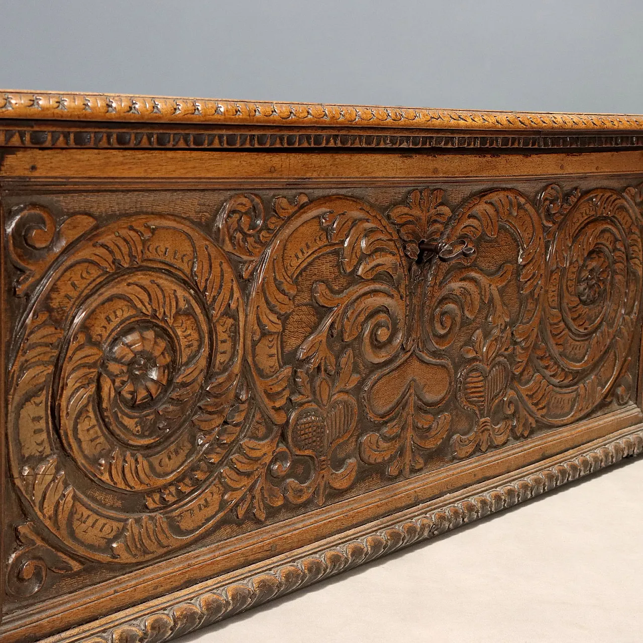 Walnut chest, early 18th century 4