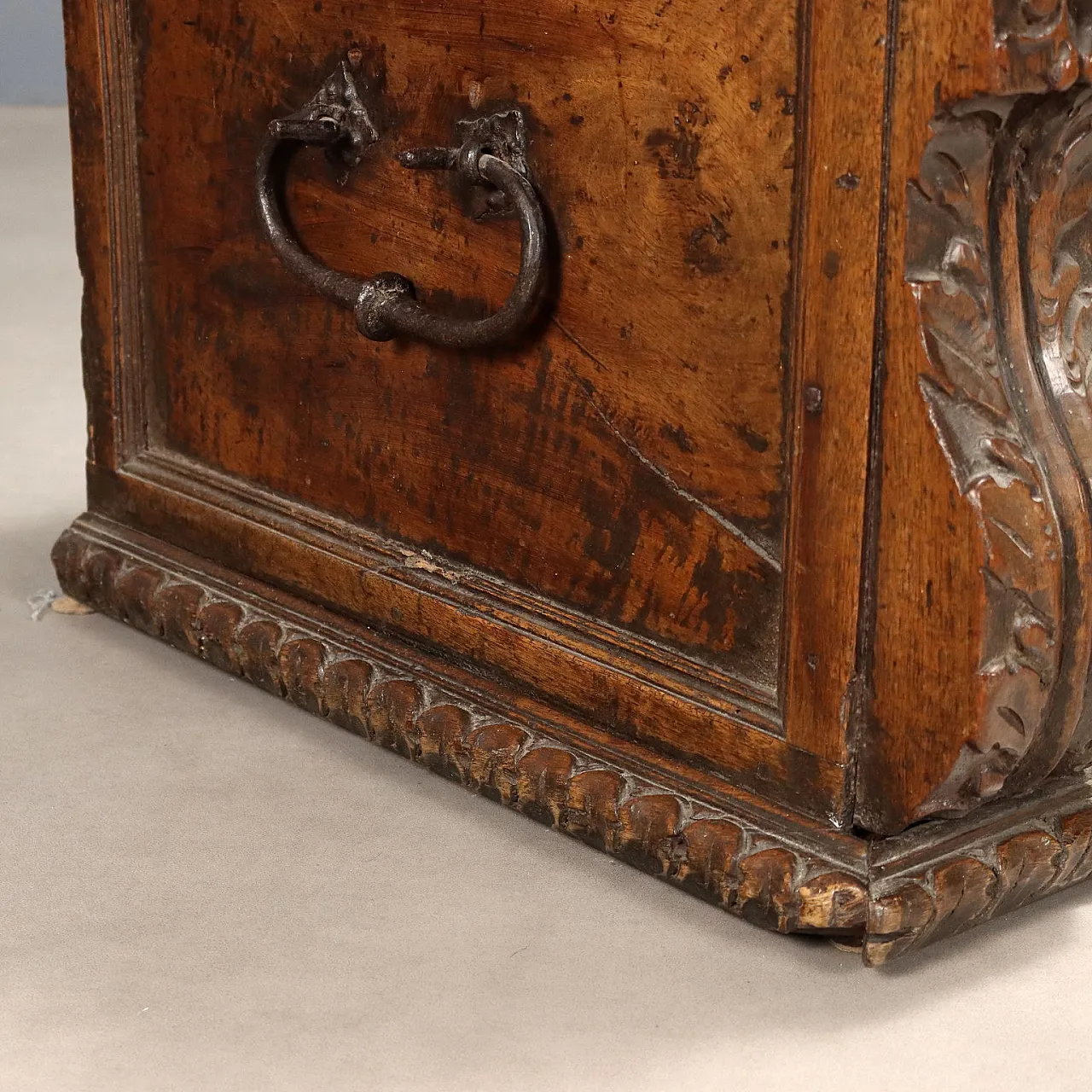 Walnut chest, early 18th century 6