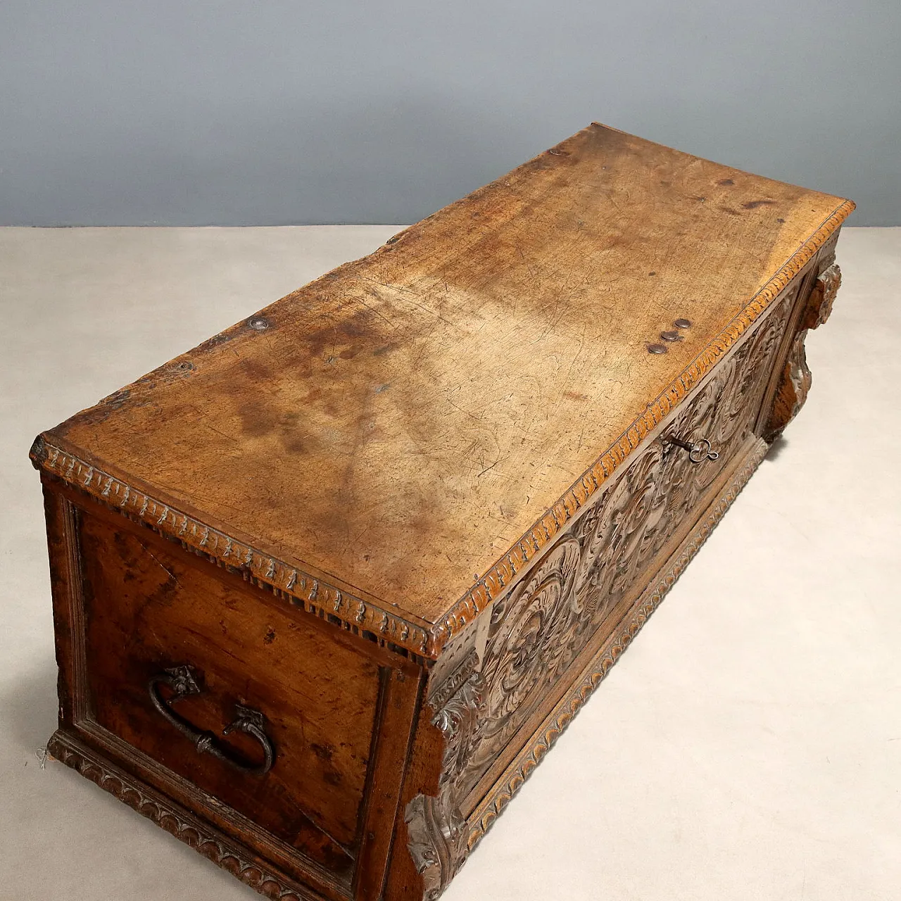 Walnut chest, early 18th century 7