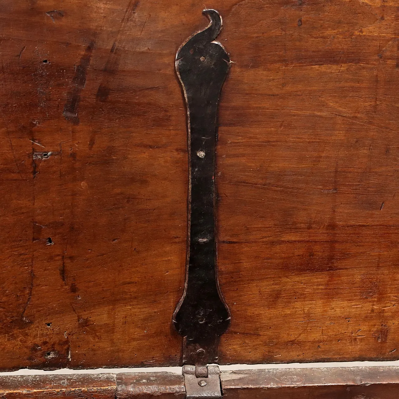 Walnut chest, early 18th century 10