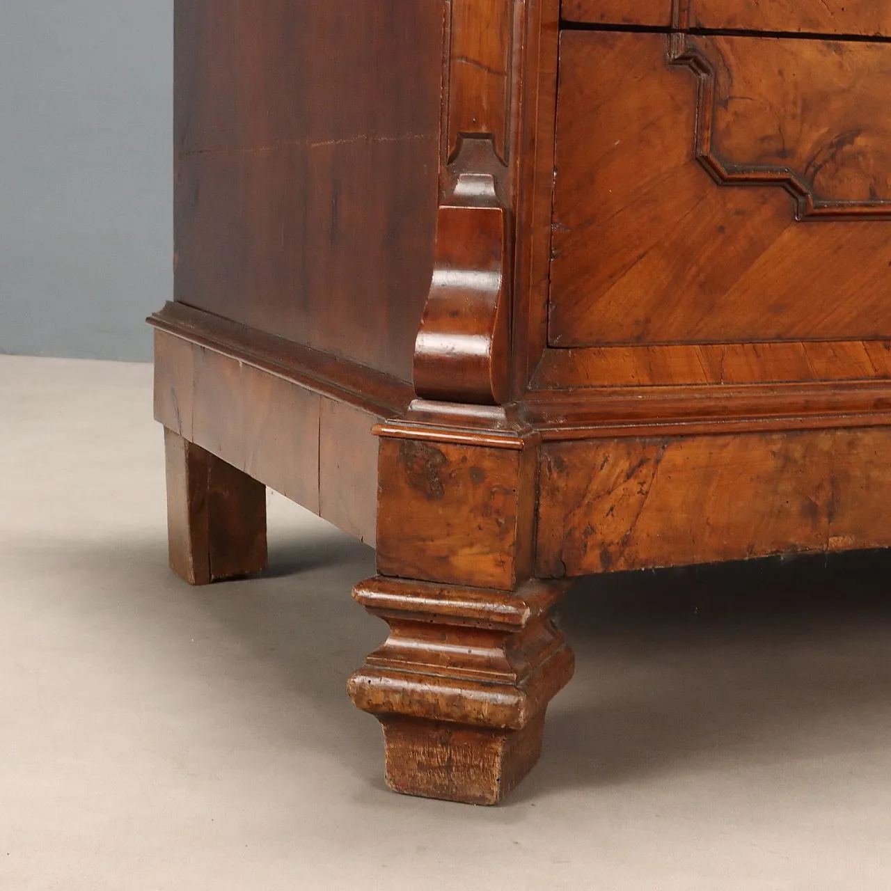 Umbertino chest of drawers in walnut and walnut root, 19th century 8