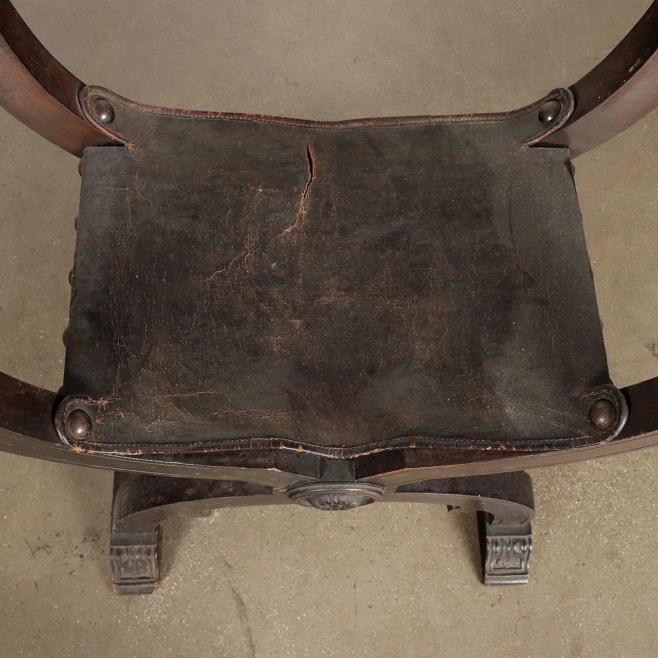 Dantesque carved walnut chair with leather seat and back, 19th century 8