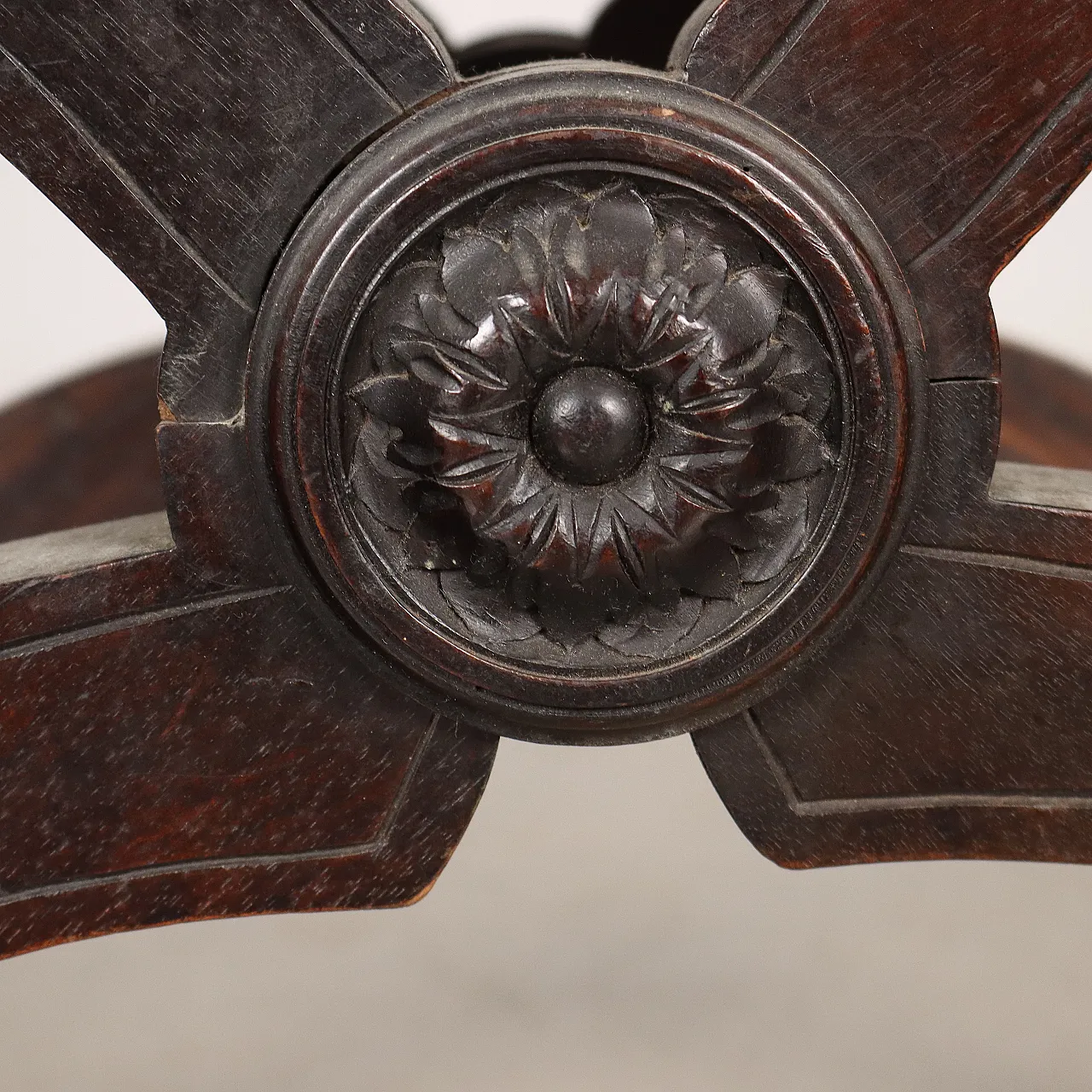 Dantesque carved walnut chair with leather seat and back, 19th century 9