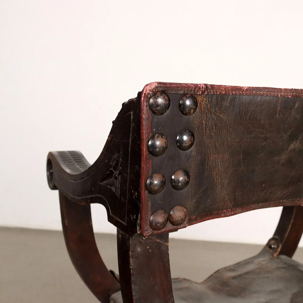 Dantesque carved walnut chair with leather seat and back, 19th century 10