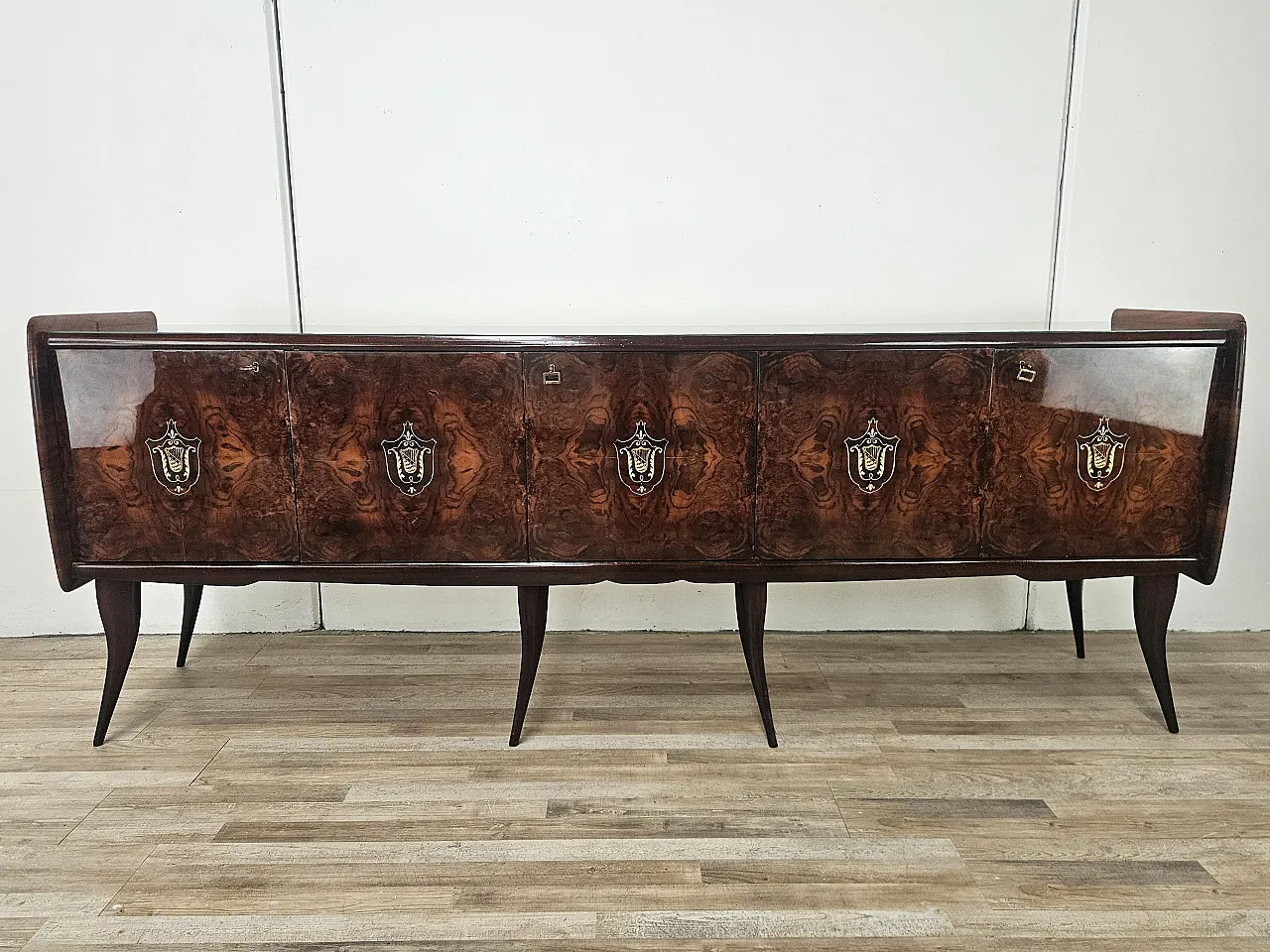 Credenza Mid-Century in mogano con piano in vetro e scomparti 1