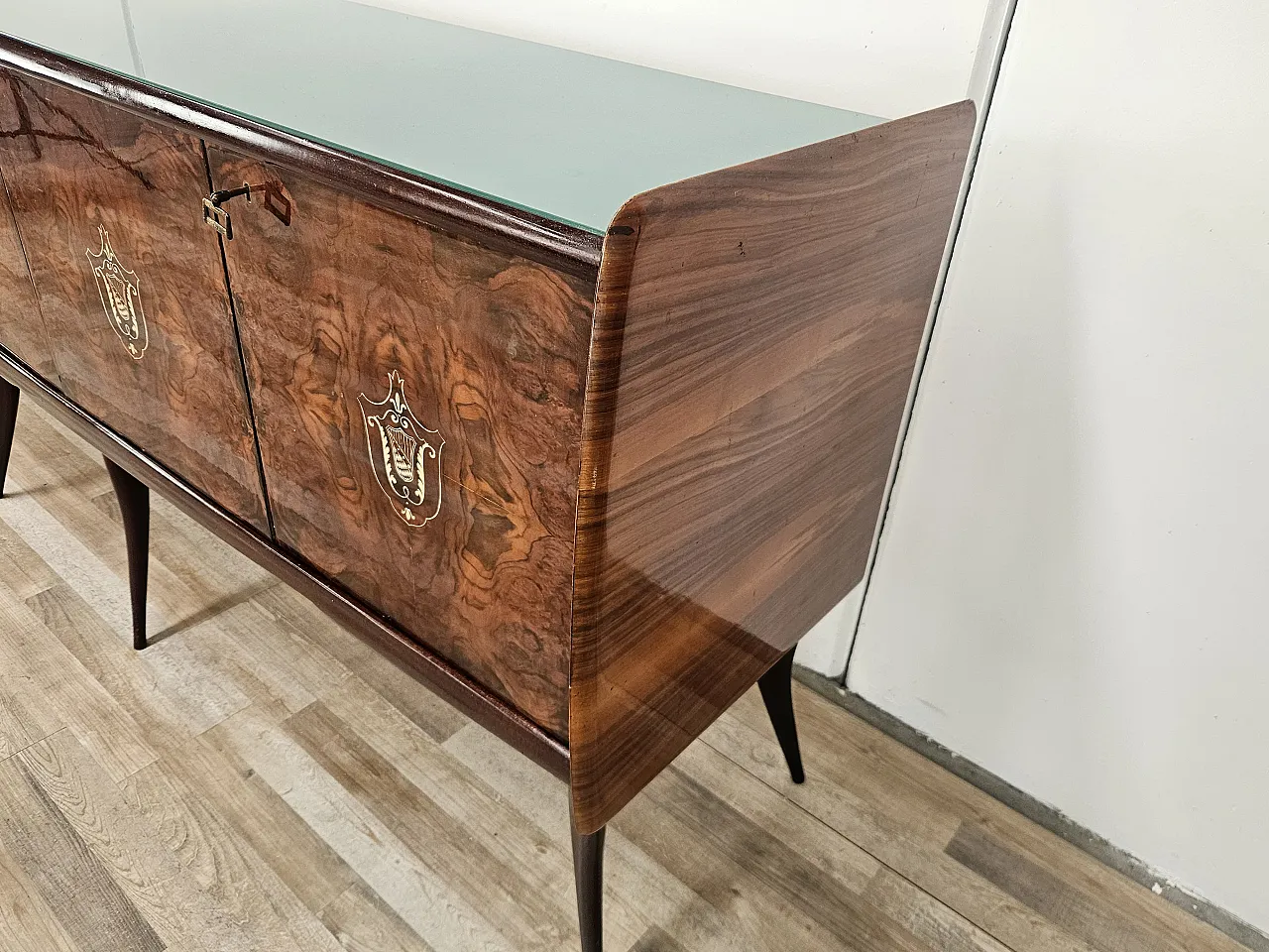 Credenza Mid-Century in mogano con piano in vetro e scomparti 2