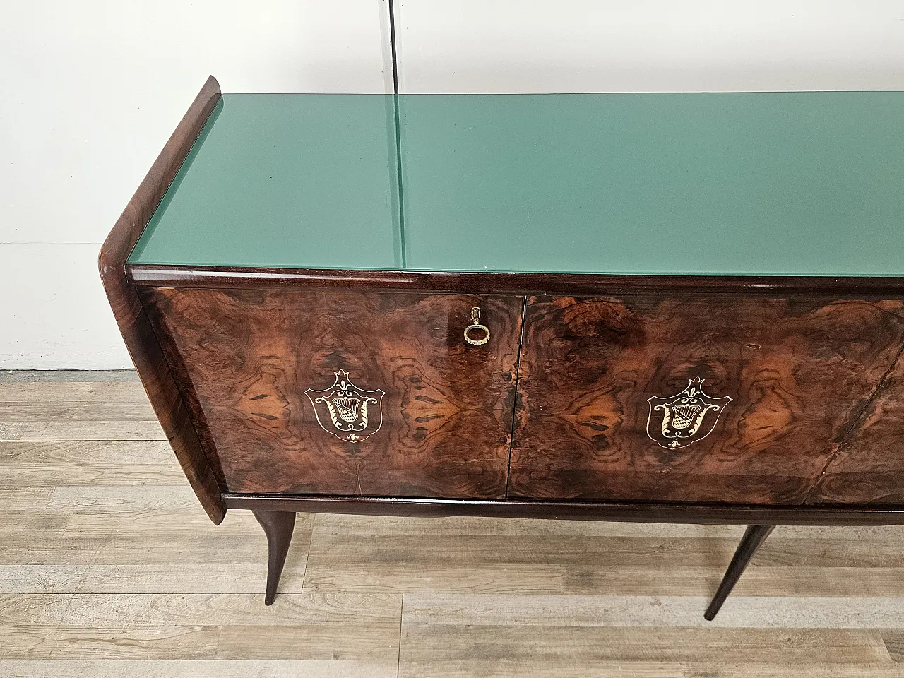 Credenza Mid-Century in mogano con piano in vetro e scomparti 4
