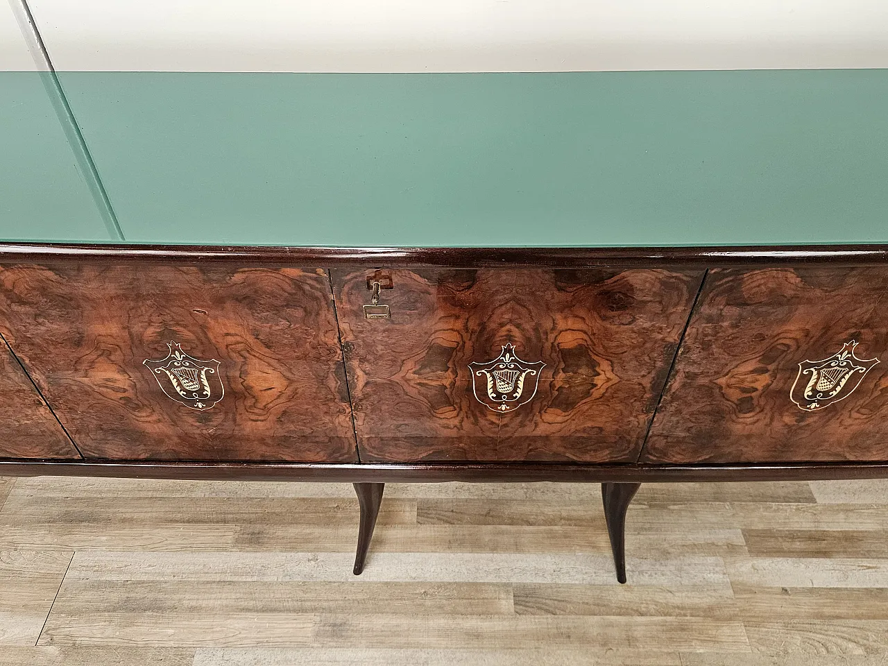 Credenza Mid-Century in mogano con piano in vetro e scomparti 5