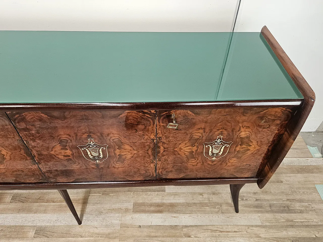 Credenza Mid-Century in mogano con piano in vetro e scomparti 6