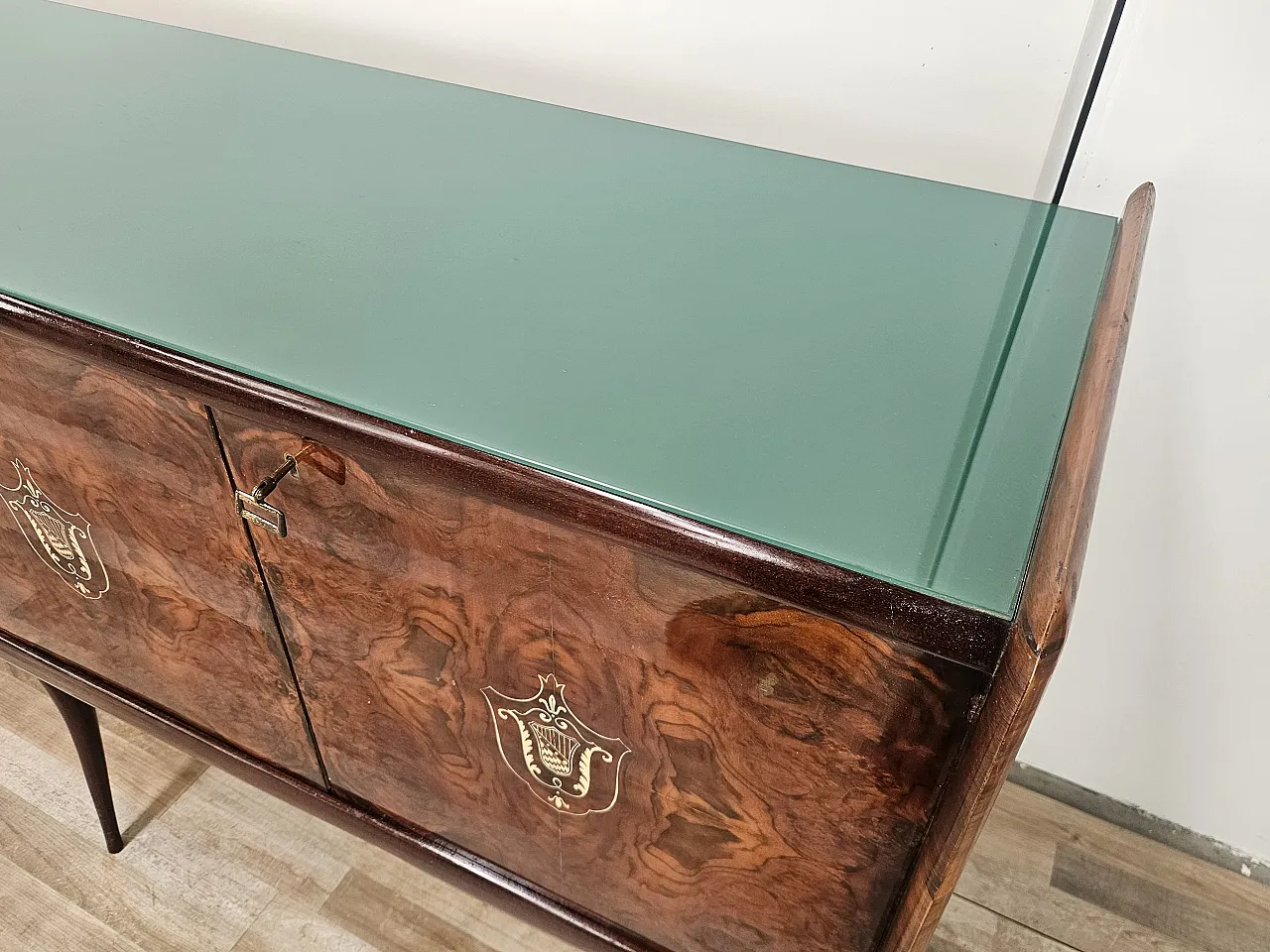 Credenza Mid-Century in mogano con piano in vetro e scomparti 7