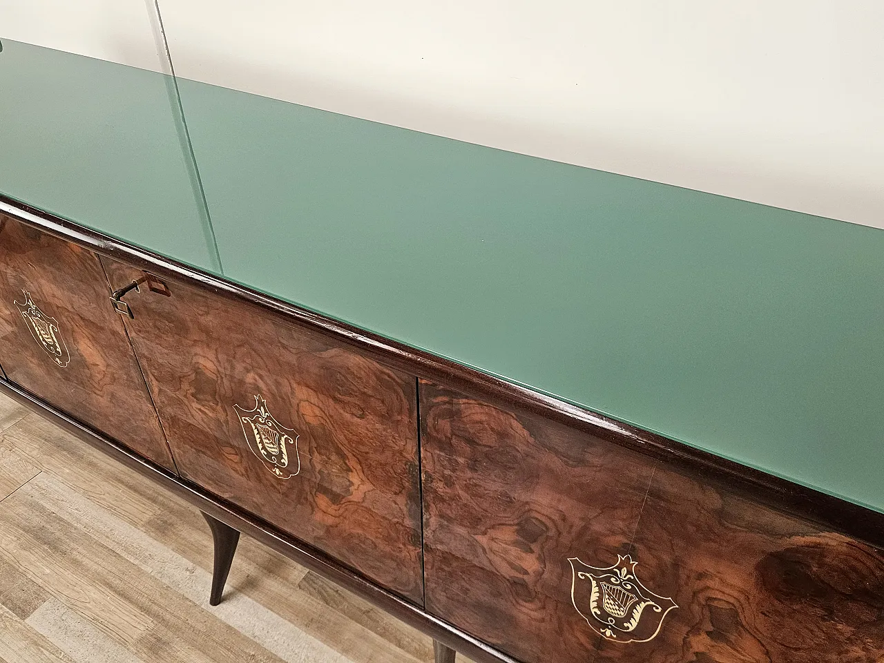 Credenza Mid-Century in mogano con piano in vetro e scomparti 8