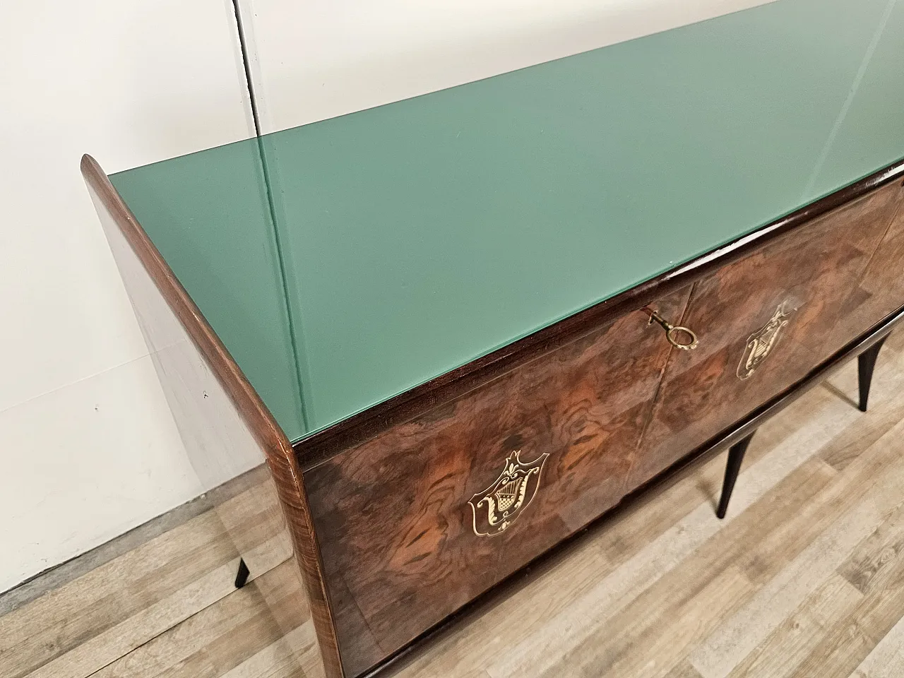 Credenza Mid-Century in mogano con piano in vetro e scomparti 9