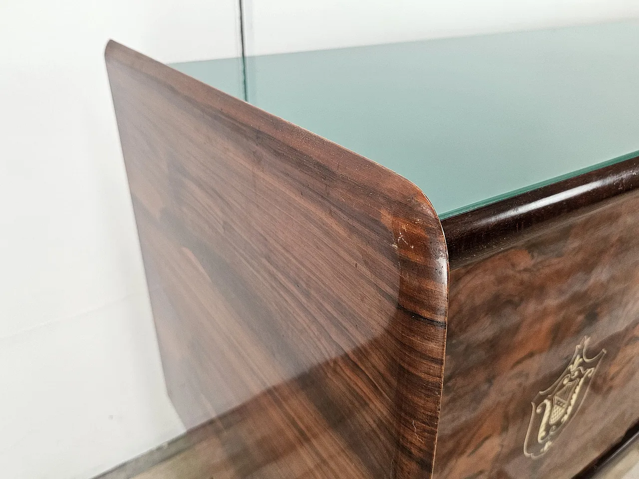 Credenza Mid-Century in mogano con piano in vetro e scomparti 10