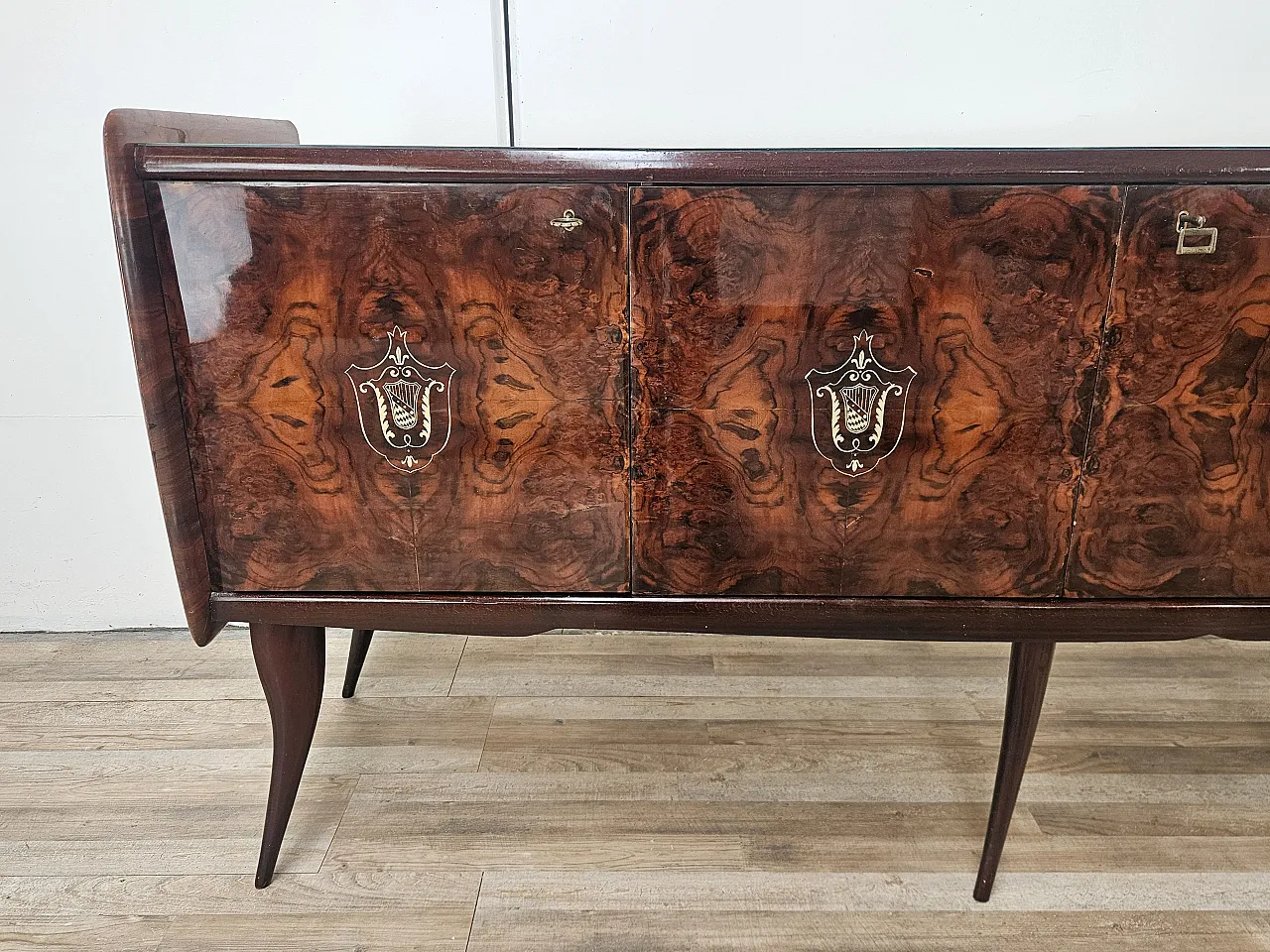 Credenza Mid-Century in mogano con piano in vetro e scomparti 11