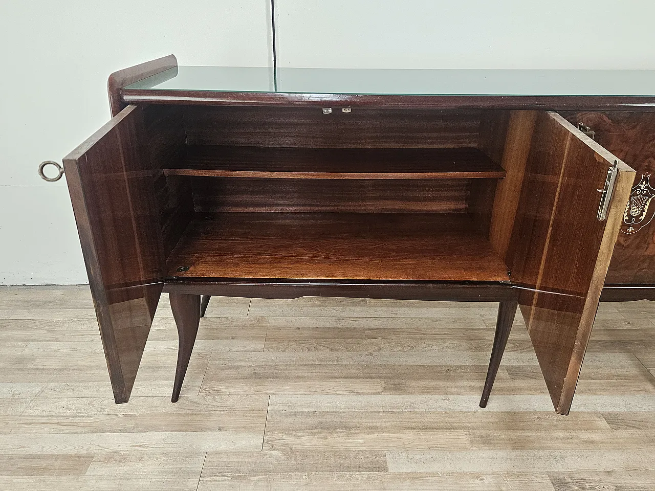Credenza Mid-Century in mogano con piano in vetro e scomparti 12