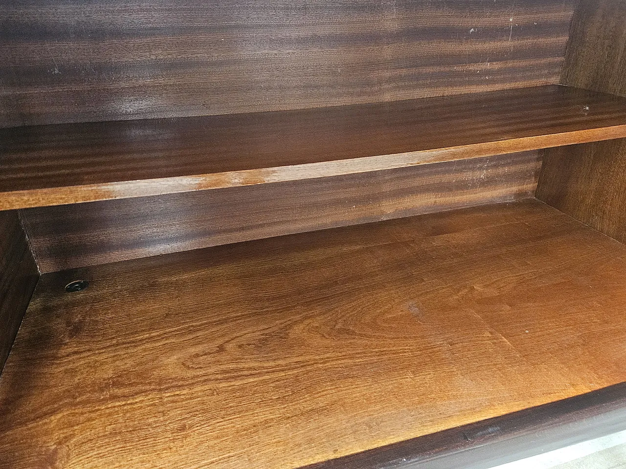 Credenza Mid-Century in mogano con piano in vetro e scomparti 13