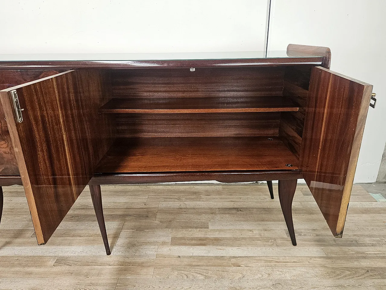 Credenza Mid-Century in mogano con piano in vetro e scomparti 14