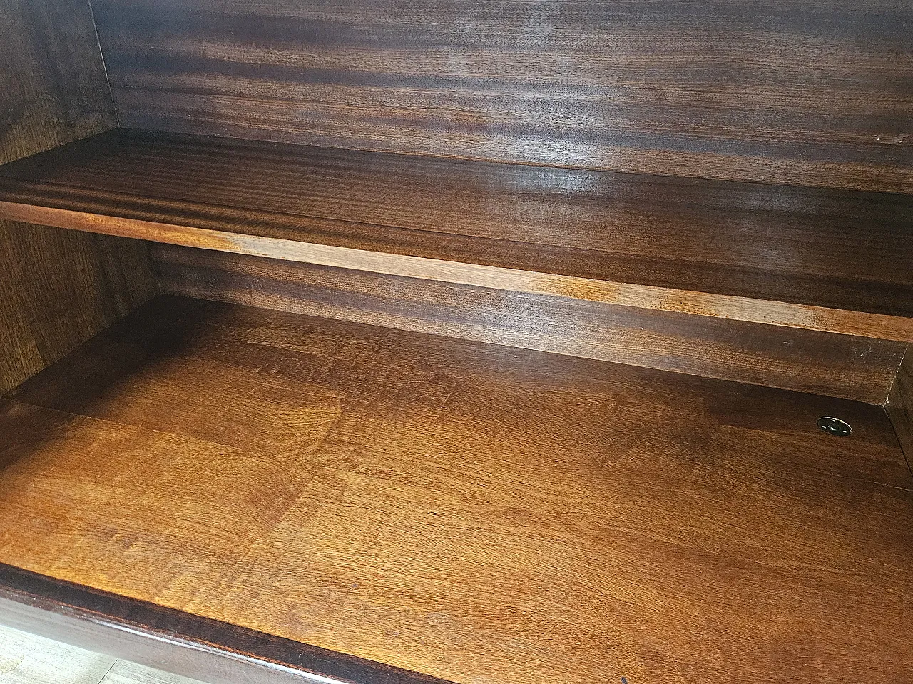 Credenza Mid-Century in mogano con piano in vetro e scomparti 15