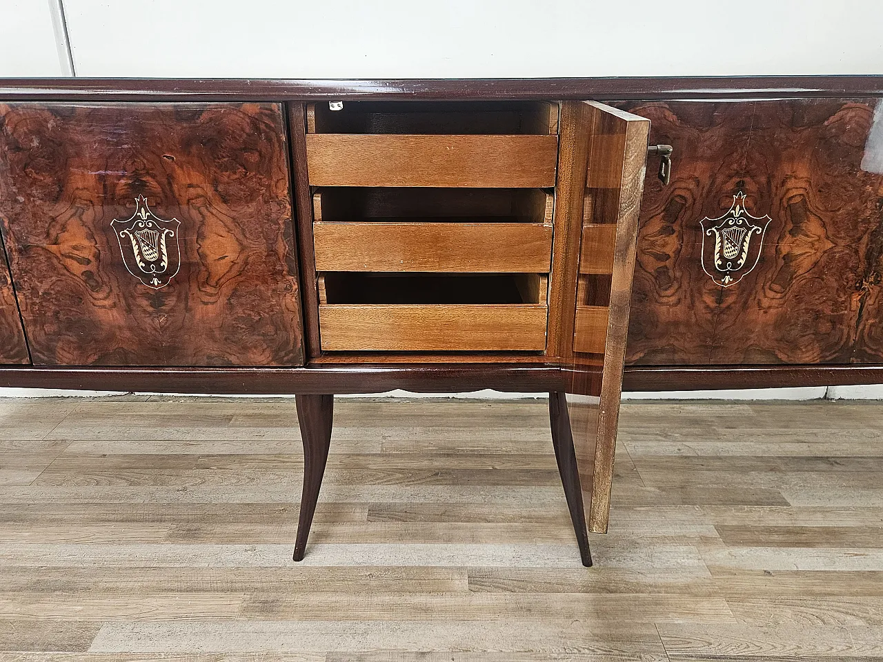 Credenza Mid-Century in mogano con piano in vetro e scomparti 16