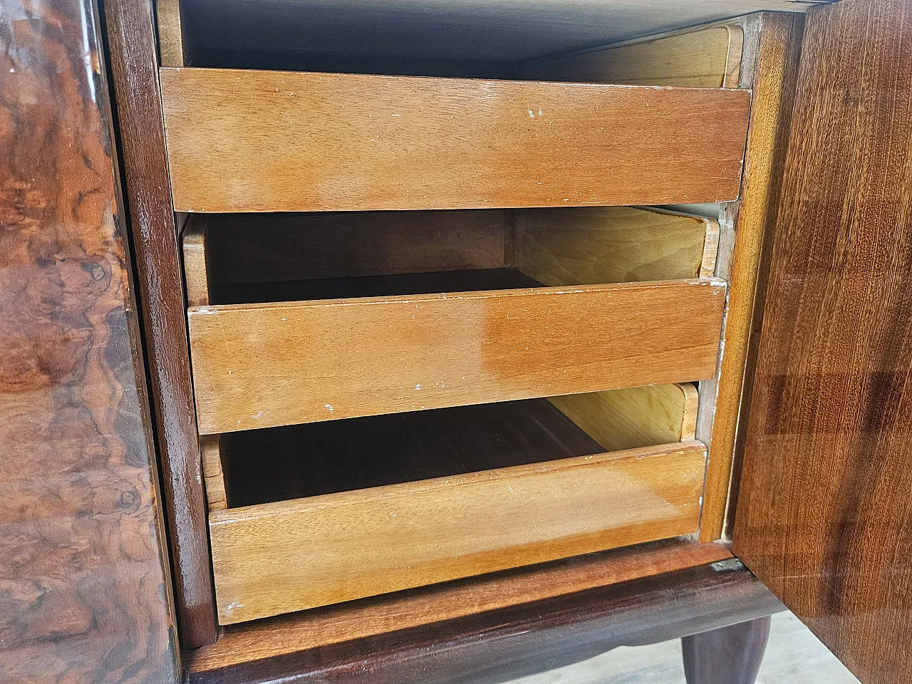 Credenza Mid-Century in mogano con piano in vetro e scomparti 17