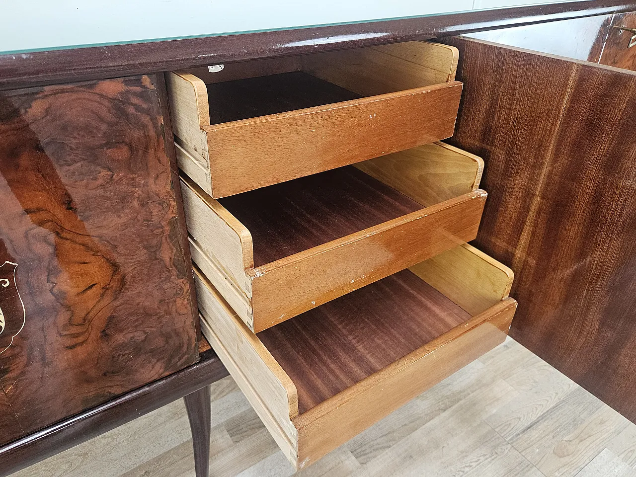 Credenza Mid-Century in mogano con piano in vetro e scomparti 18