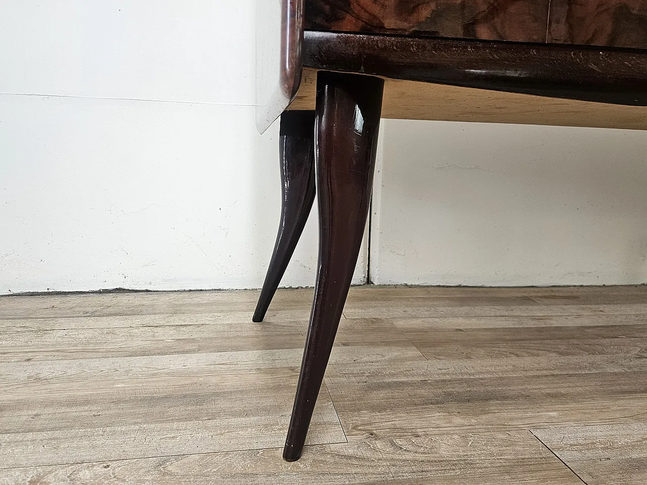 Credenza Mid-Century in mogano con piano in vetro e scomparti 19