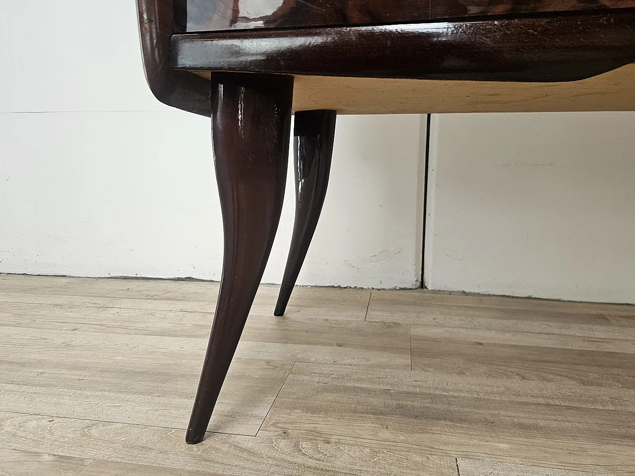 Credenza Mid-Century in mogano con piano in vetro e scomparti 20